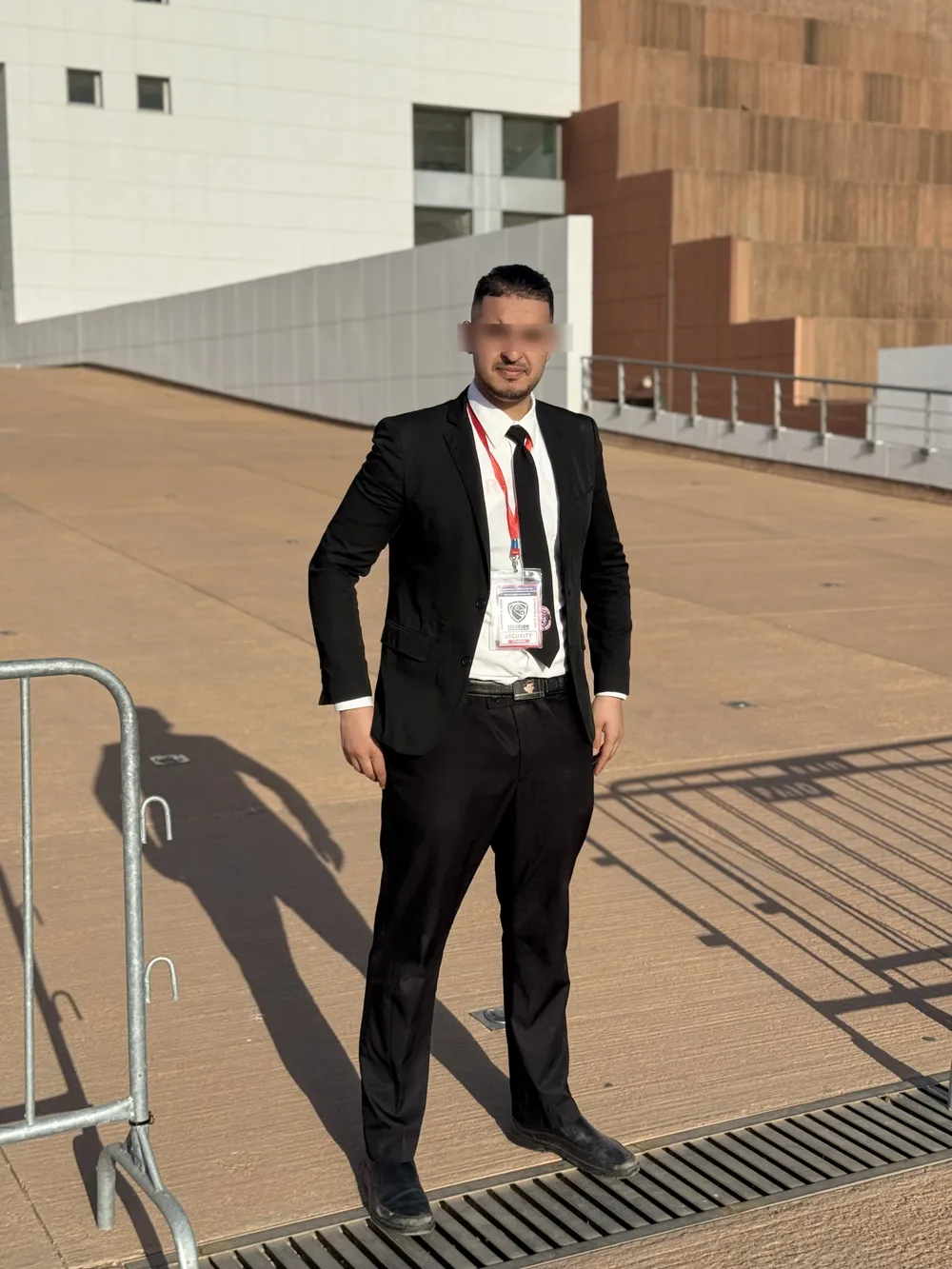 Agent SecurJob en tenue sur un site