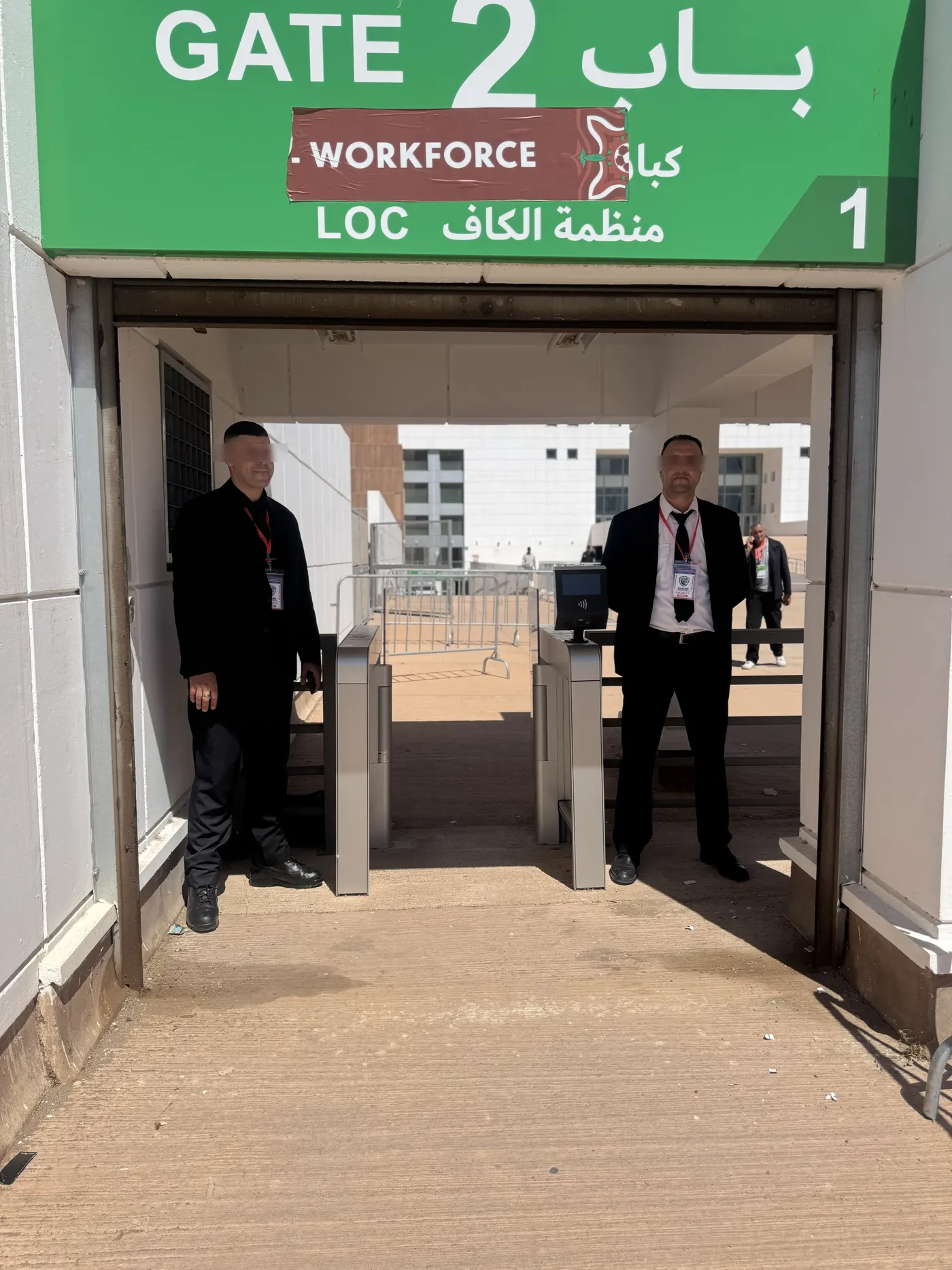 Agents SecurJob tenant un portique d’accès