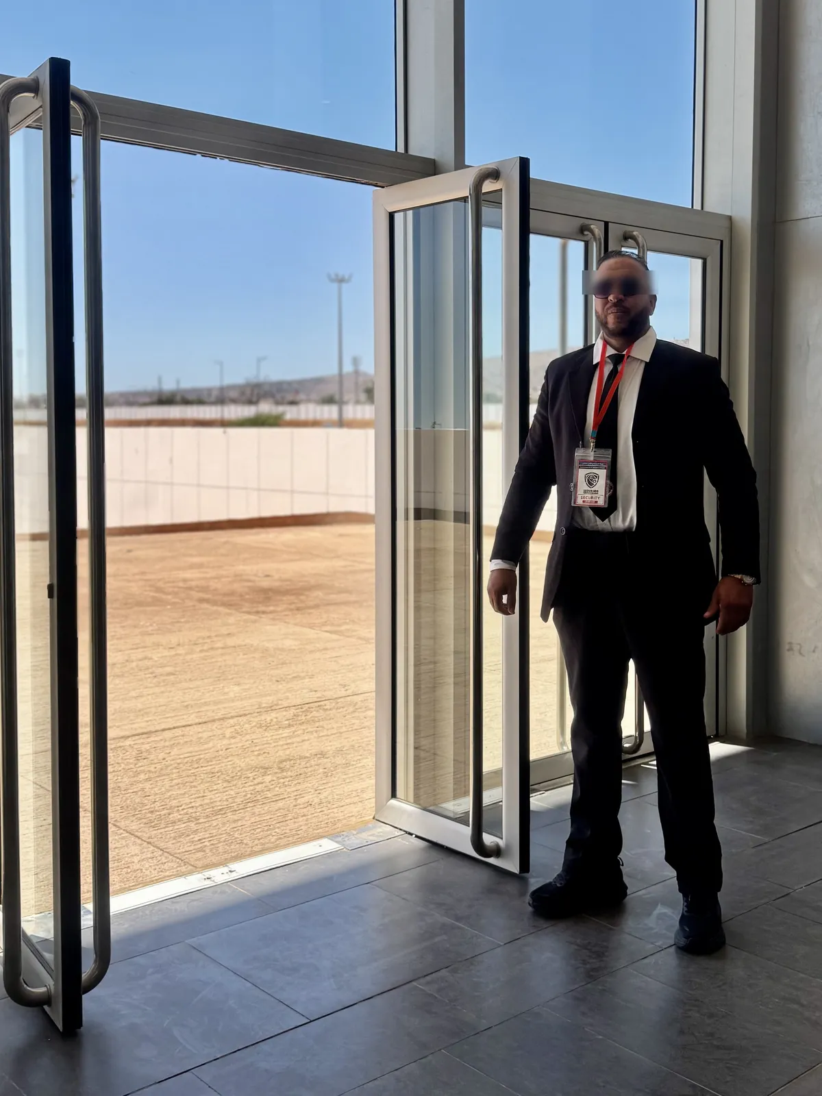 Agent SecurJob en poste à l’entrée d’un bâtiment